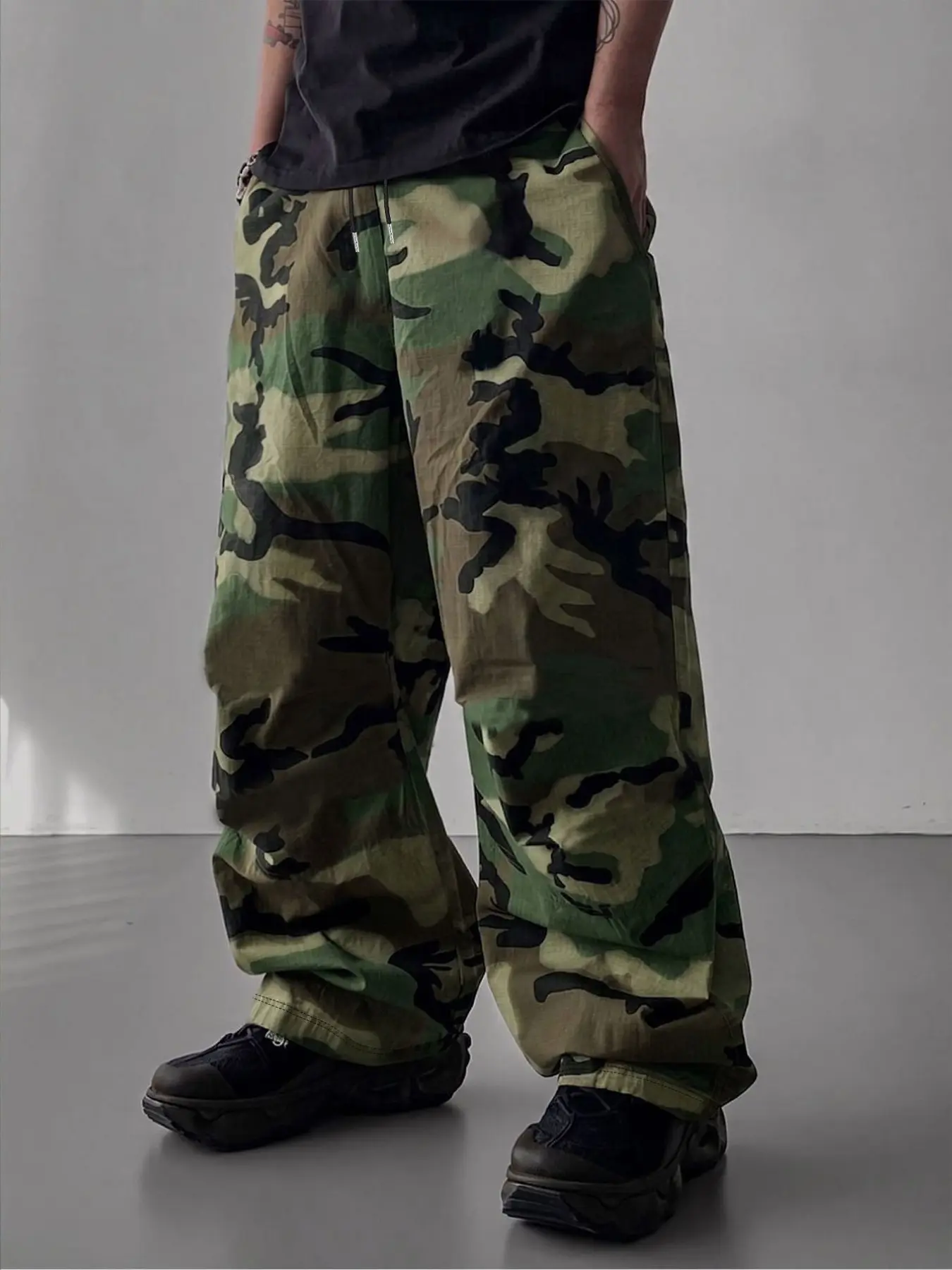 Men's Trendy Camo Long Pants, Casual Baggy Pants, Military Camouflage Ripstop Wide Leg Drawstring Trousers, Street Style Men's Loose Cargo Pants, Fashionable Streetwear, Gorpcore Aesthetic, Vintage Tactical Design, Suitable for Avant-Garde Outfits