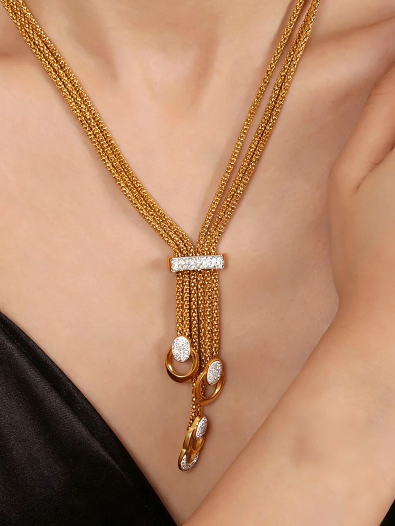 A multi-layered silver diamond studded tassel necklace with multiple shiny fine chains and diamond studded horizontal buckles, light luxury and agile, suitable for dinners, dates, parties and other occasions.