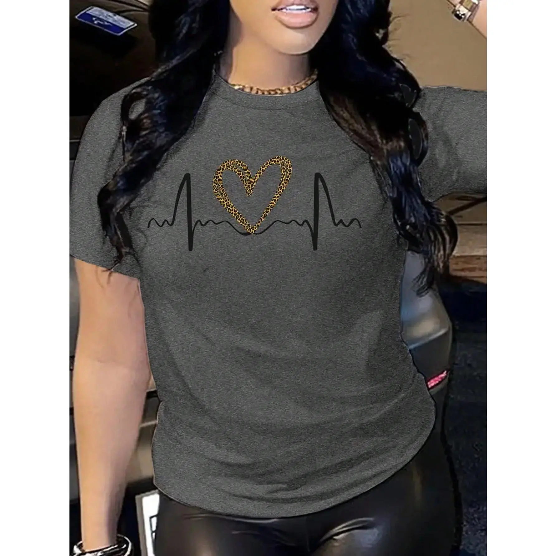 Women's Heart Print T-Shirt, Casual Streetwear with a Shortsleeve Regular Fit, Round Neck Top in Slight Stretch Fabric for Halloween