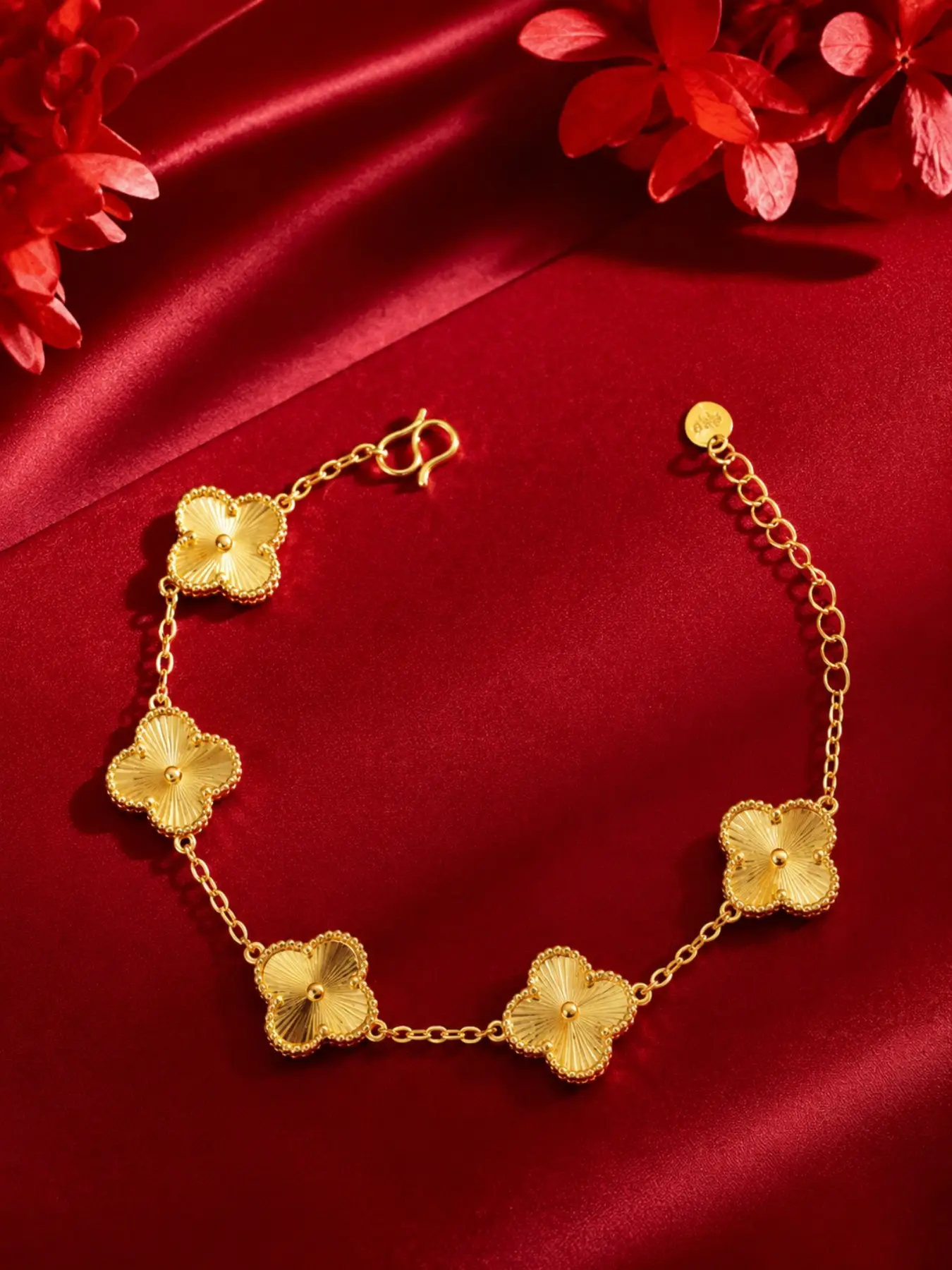 1Pc Gold Clover Chain Bracelet, Minimalist Luxury Floral Charm Bracelet, 18K Gold Plated Hypoallergenic Waterproof Lightweight Jewelry, Elegant Stackable Daily Wear Wrist Accessory, For Women Girls, Perfect Gift for Birthday Anniversary Holiday