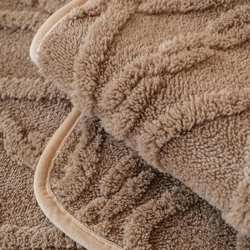 Solid-Color Geometric Pattern Plush Sofa Cover, Soft Non-Slip Sofa Protector for Living Room and Bedroom, Stylish Pet-Friendly Home Decor, Sofa Slipcover