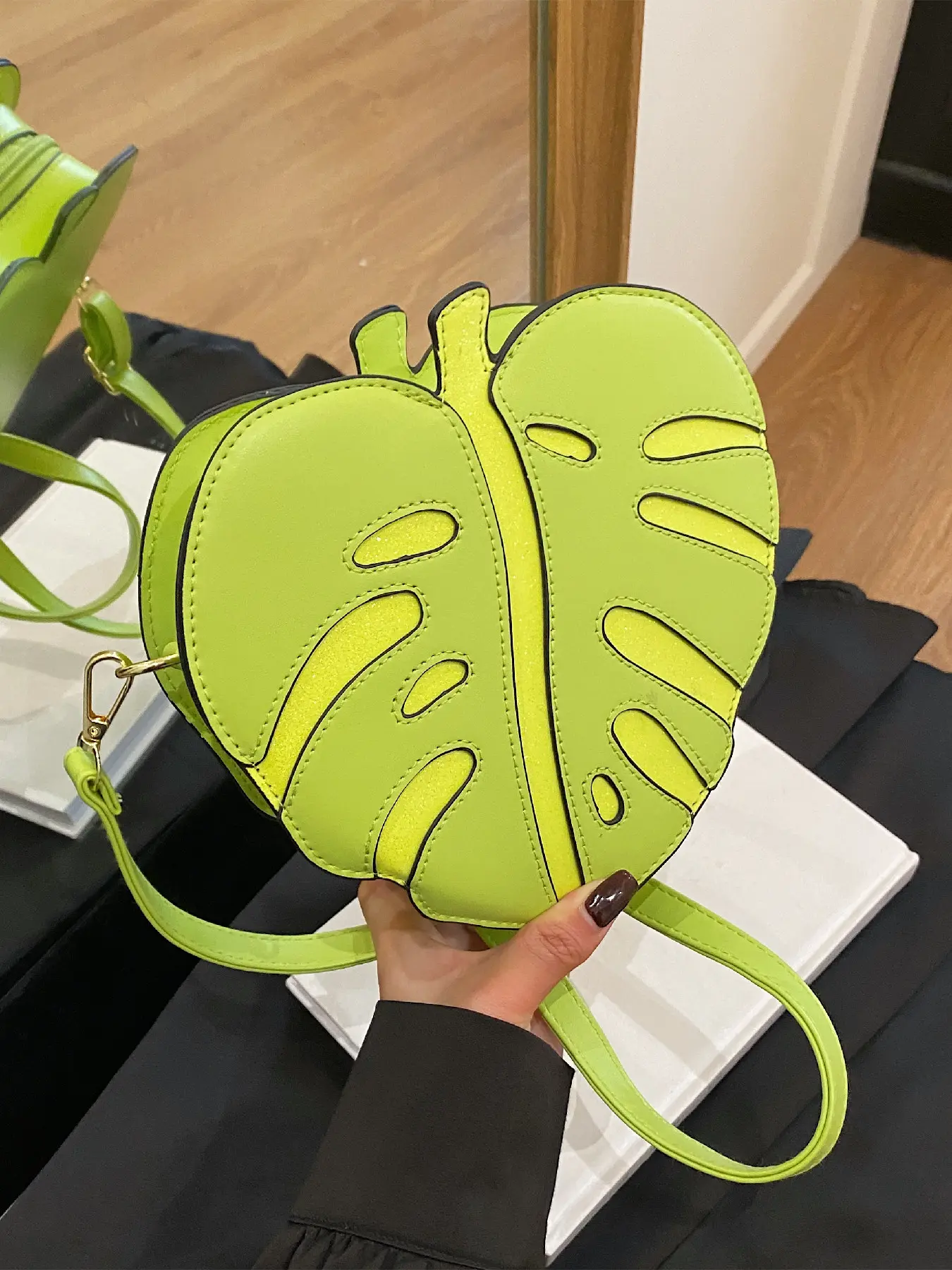 Heart shaped leaf design women's single shoulder crossbody bag, adjustable shoulder strap suitable for daily outings, dates and dinners