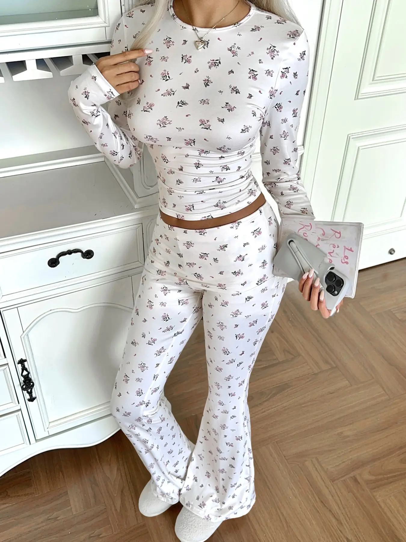 Fresh Ditsy Floral Slim-Fit Two-Piece Set, Round Neck Long Sleeve Top, High-Waisted Stretch Bell Pants, Casual Home & Women