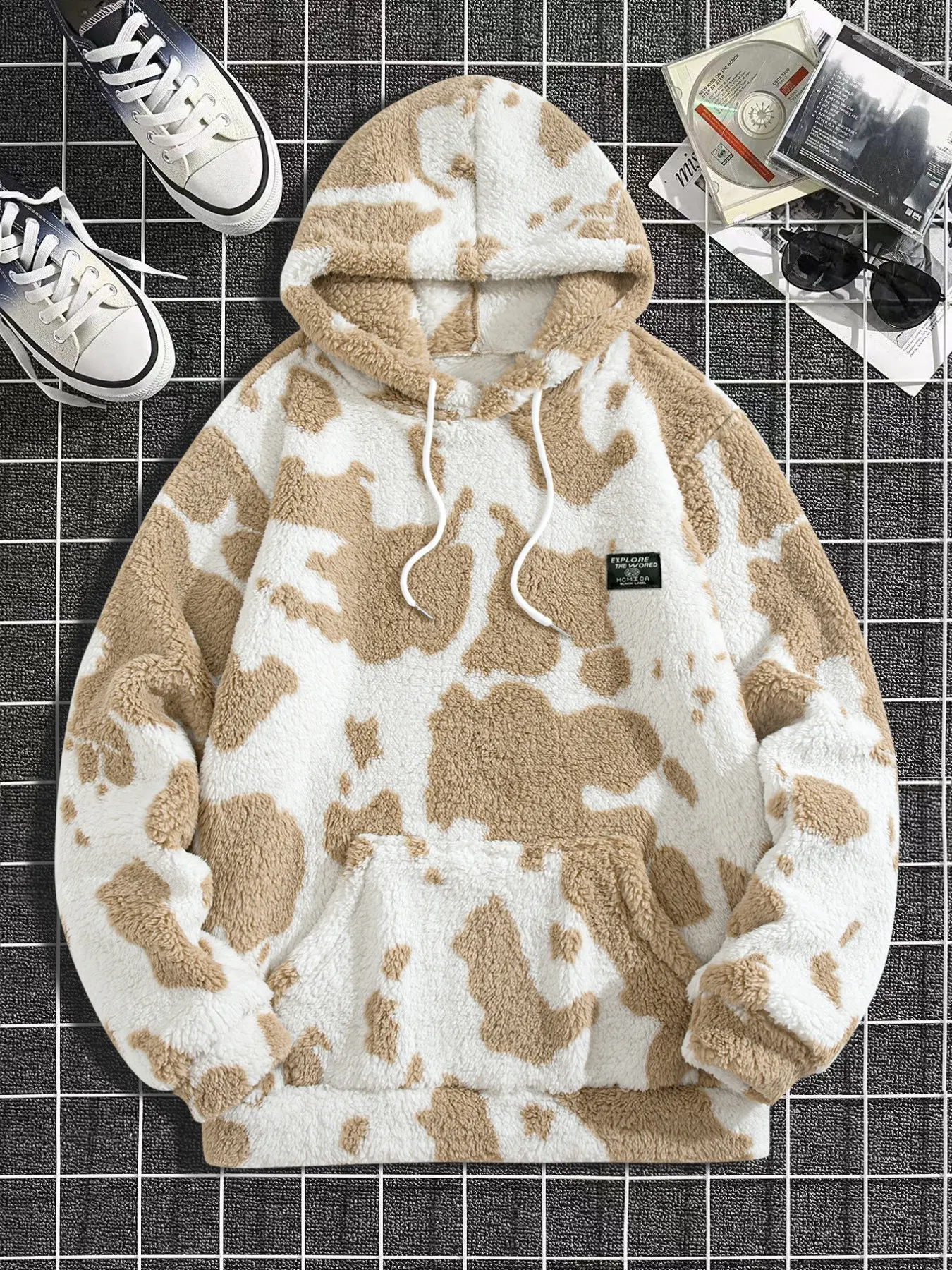 Cow Pattern Fluffy Fleece Hoodie for Men, Cozy Warm Loose Pullover, Small Tag Decor, Ideal for Sleep Travel Street Casual Wear