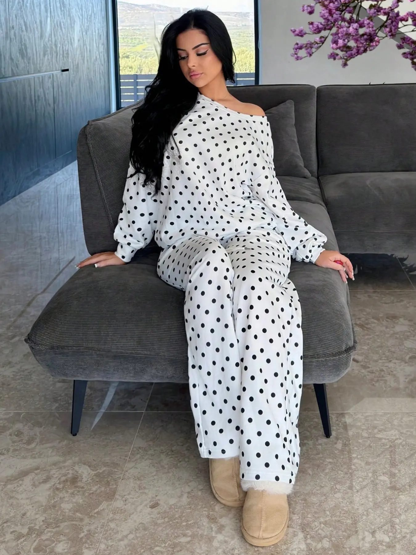 Women's white and black polka dot one-shoulder sweatshirt and sweatpants set, Y2K street style comfortable fall outfit set, suitable for daily home wear, breakfast, and going out #PolkaDotSet #LooseFit