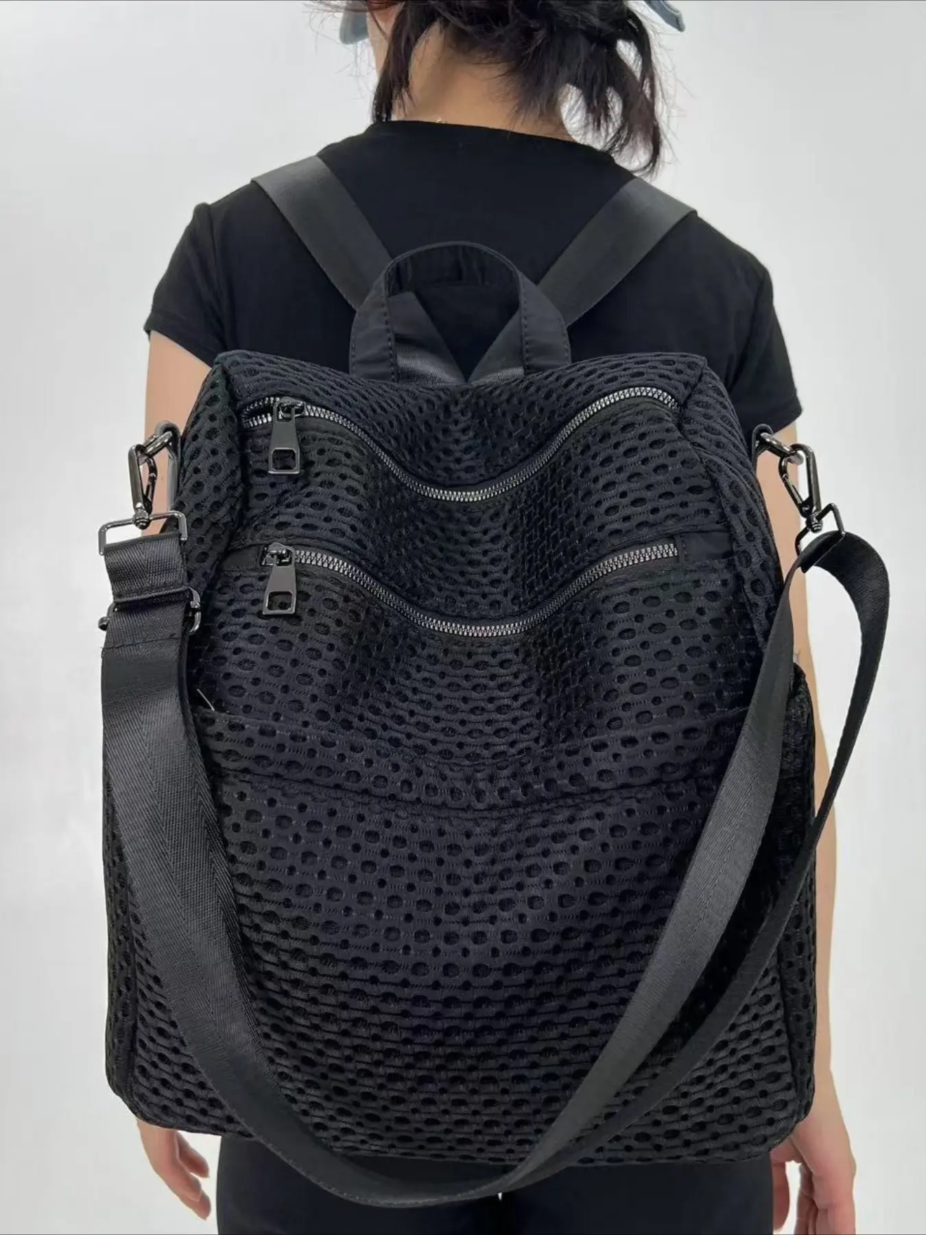 Ladies' fashionable and lightweight sports backpack, ladies' short distance and short-term large capacity travel backpack, outdoor travel mountaineering computer bag, college student backpack, multiple pockets, water bucket shape, lightweight single