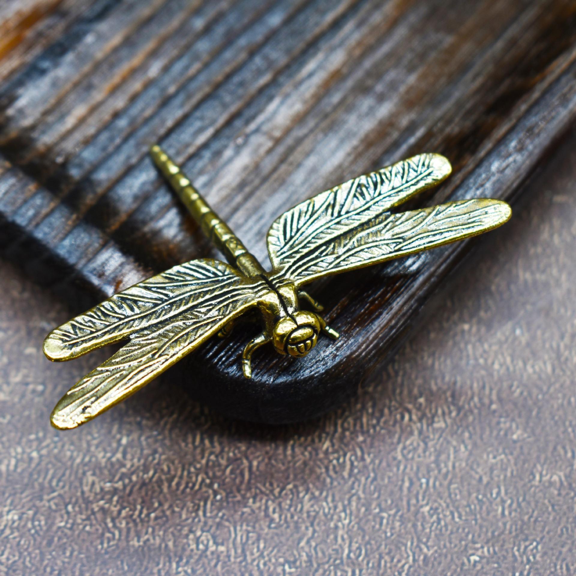 Antique-Finish Brass Dragonfly Ornament — Creative Tea Pet, Hand-Held Fidget Piece, and Desktop Decoration for Home or Office