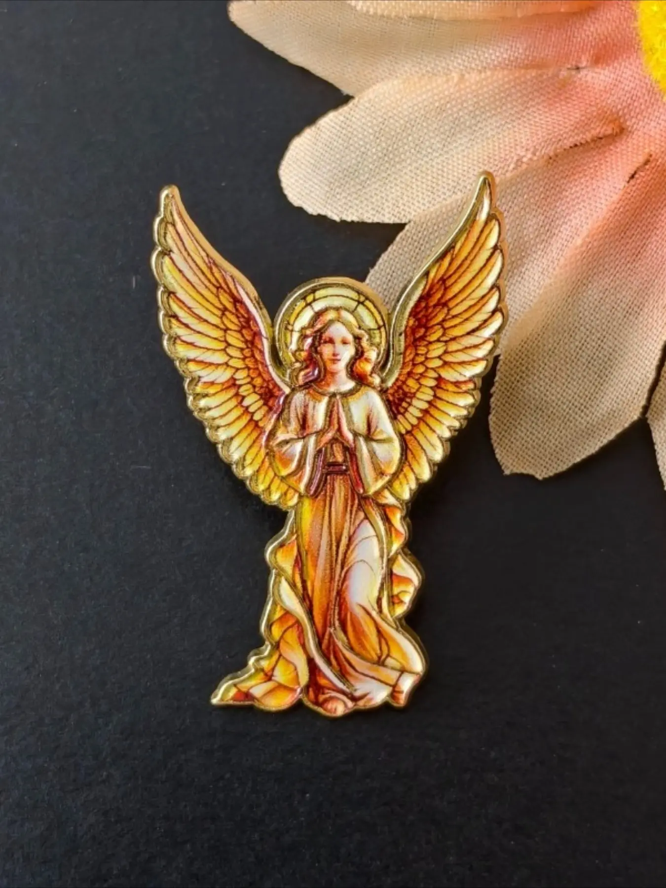1pc Golden Praying Angel Enamel Pin, Vintage Halo Wing Saint Angel Lapel Badge, Religious Christian Faith Brooch for Clothing Backpack, Spiritual Baptism Christmas Gift, Exquisite Brooch, Alloy Brooch Pin
