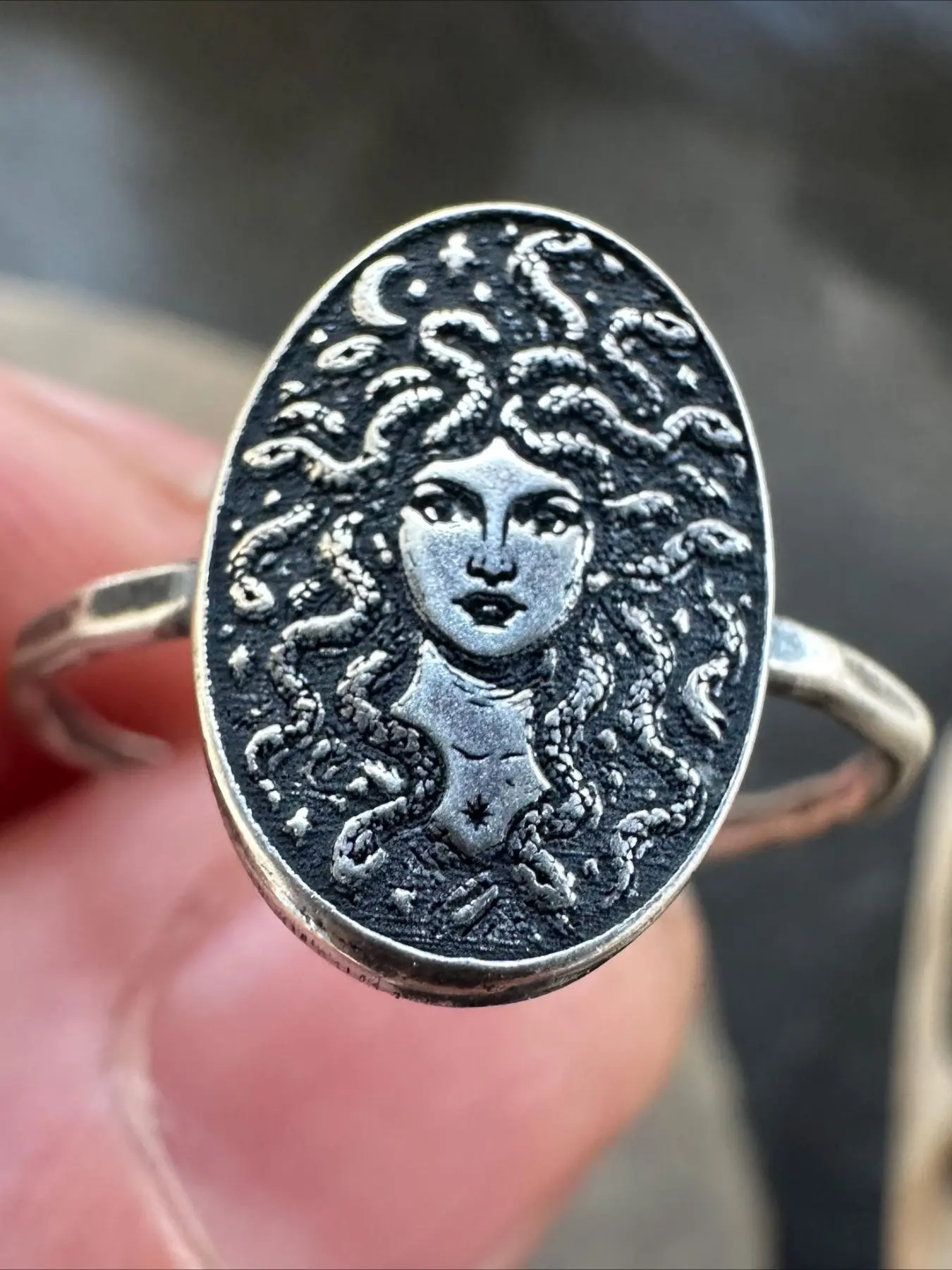 1Pc Vintage Antique Silver‑Plated Ring with Portrait and Snake Pattern Unisex for Daily Wear Ideal Birthday Gift for Him and Her.