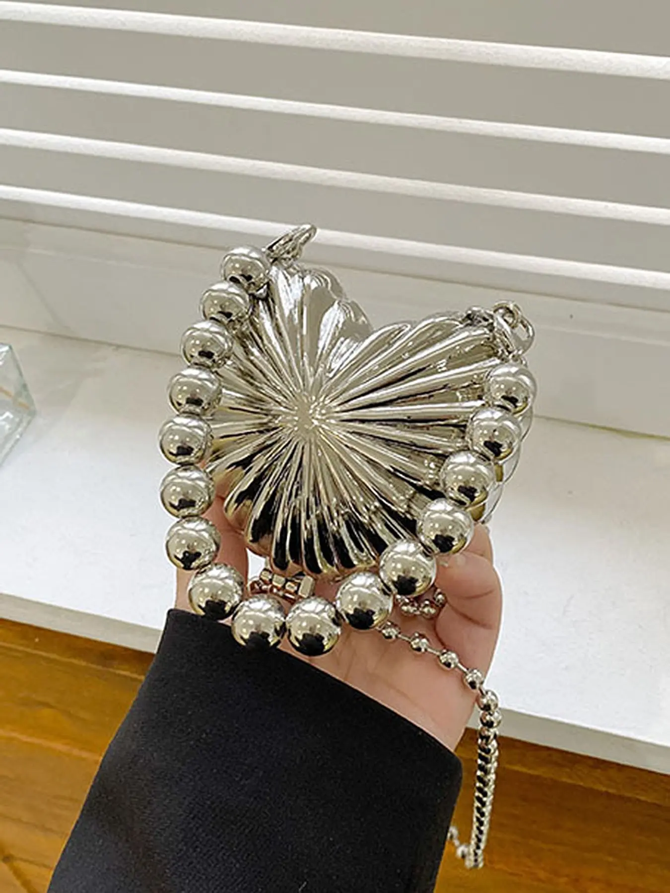 Silver heart shell pattern chain crossbody bag, metal style three-dimensional heart-shaped chain small bag, small and exquisite fashion all-match, metal texture niche design suitable for daily travel, shopping, dating, etc., chic chain crossbody