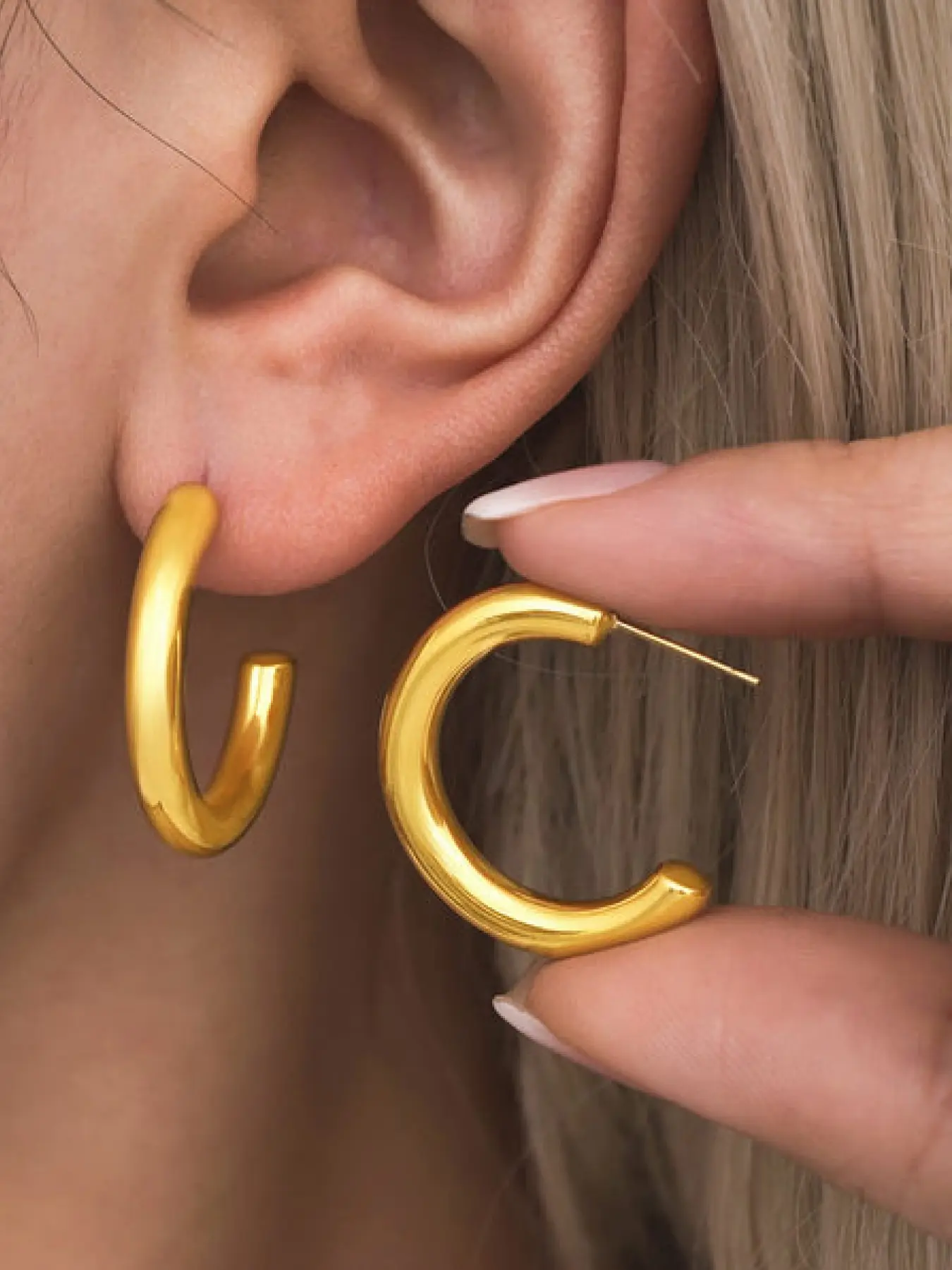 A pair of simple smooth C-shaped earrings, exuding a sense of luxury, hypoallergenic and long-lasting in color, perfect for daily commuting and date accessories.