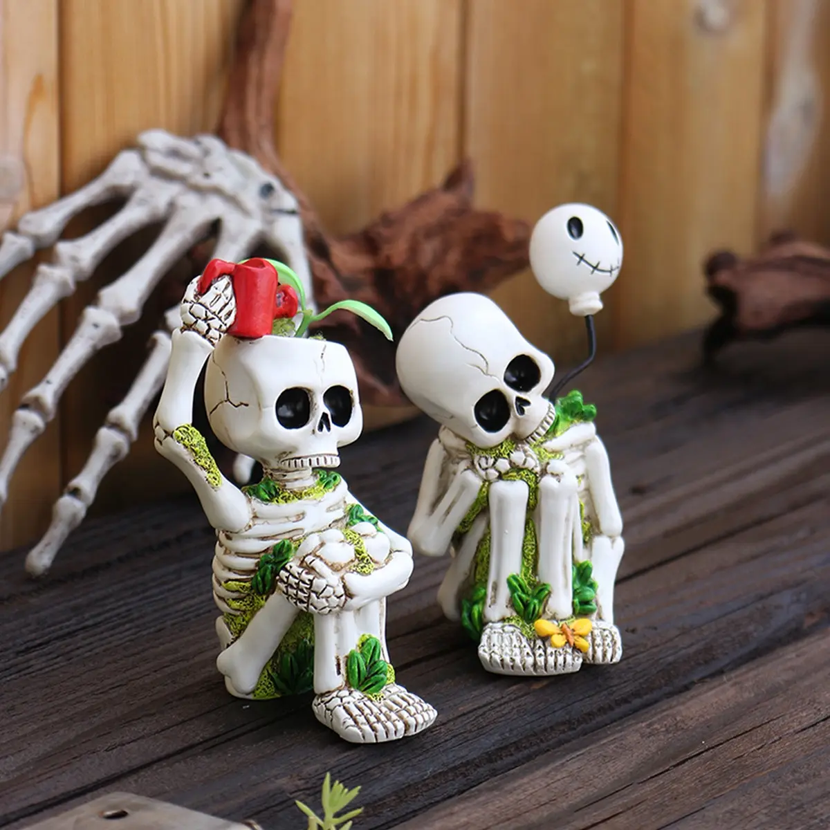 Set of 2 Outdoor Skeleton Figurines, Gothic Skull Garden Statues for Yard Decor, Resin Bone Sculptures for Lawn, Bonsai & Cemetery Decoration, Funny Spooky Halloween Home & Outdoor Ornament Gift, Exterior Decorative Statues
