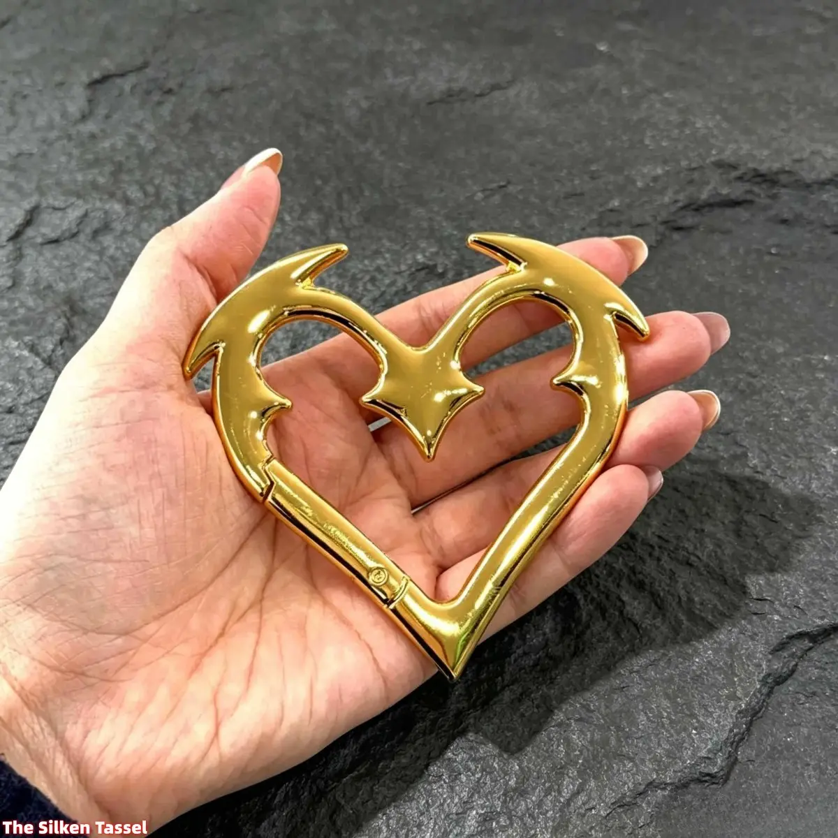 2026 New Valentine's Day Gothic Heart-Shaped Zinc Alloy Carabiner Keychain, sturdy and durable, safe and reliable, heart-shaped handle, Gothic game-style metal keychain, can be used as a bag charm, men's accessory, car accessory.