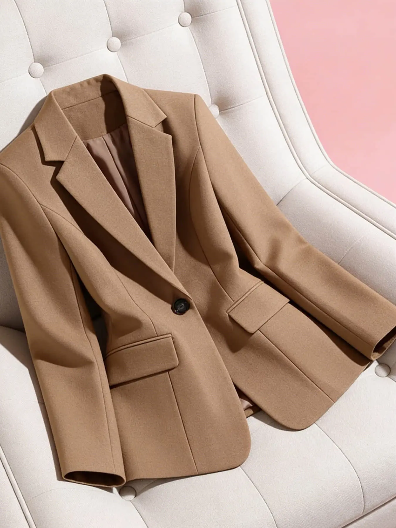 A women's minimalist commuting style camel colored suit jacket with a button closure, slim fitting and versatile, Office workwear, suitable for spring and autumn, interviews, parties