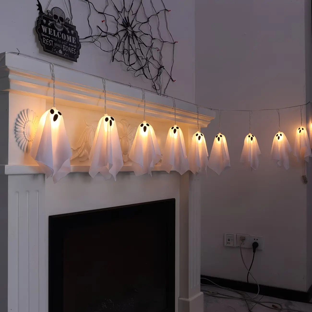1 Set of 10 Halloween String Lights, 10 Ghost Icicle Lights. Ghost Curtain Lights. Halloween Decorations - Horror Decorations - Haunted House Decorations - Fluorescent Halloween Items - Suitable for Haunted Houses, Porches, Courtyards(Battery not included