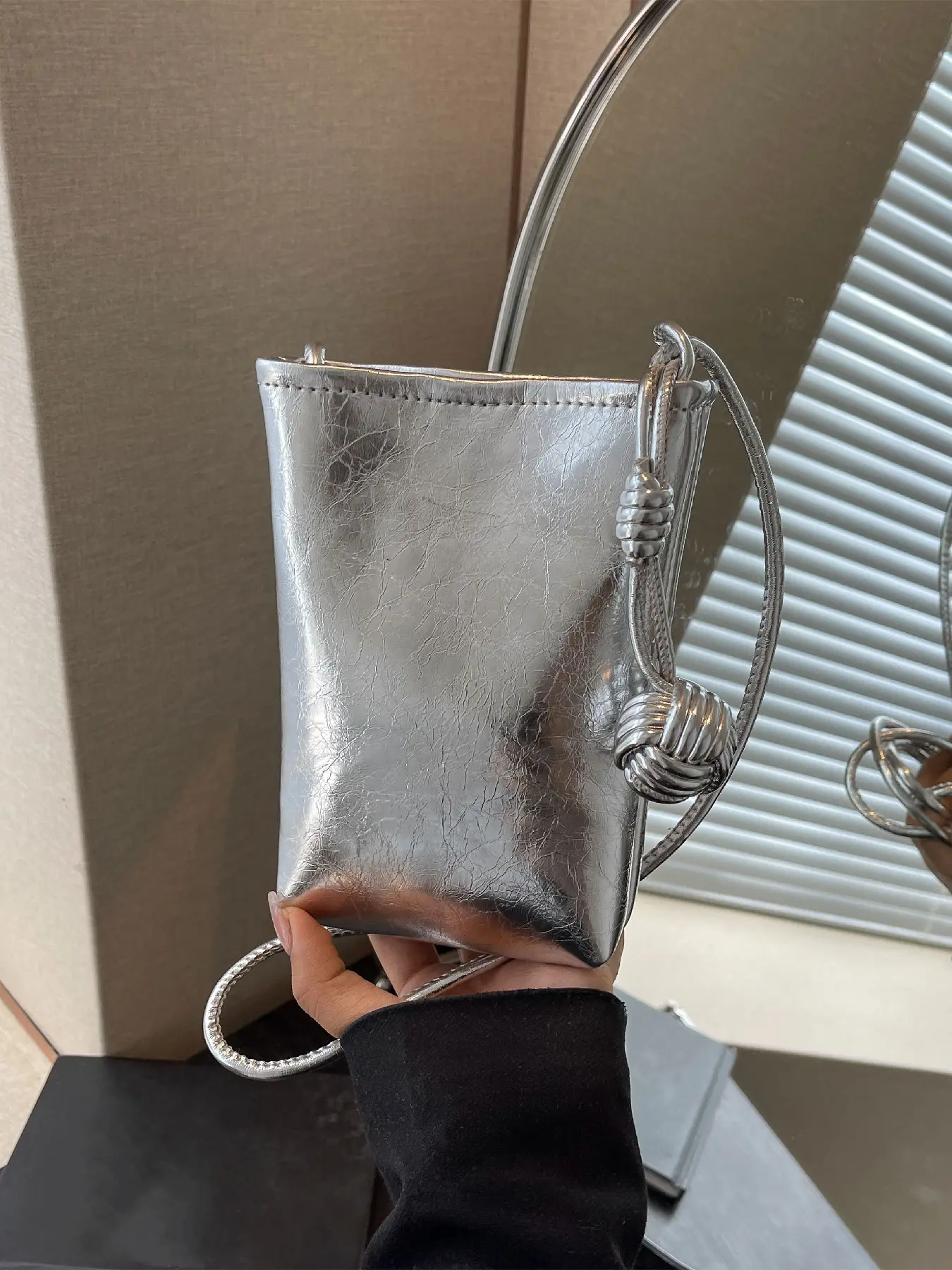 High-end textured mini phone bag with magnetic buckle opening and closing design, suitable for single shoulder or crossbody wear for daily outings