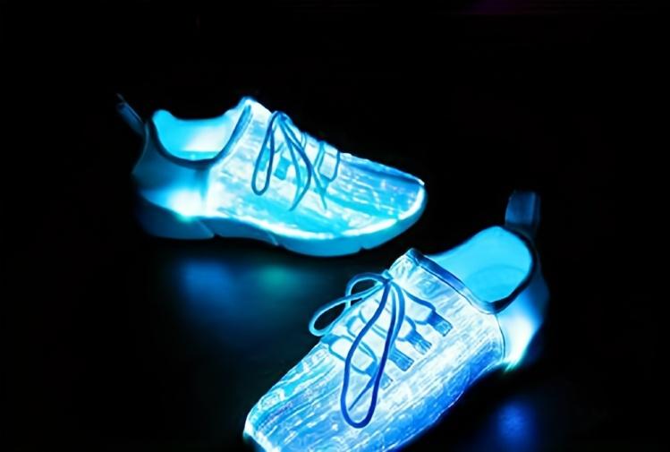 Men's and women's fashionable sports shoes with colorful flashing lights, rechargeable and breathable, suitable for parties, outdoor sports, weddings and daily wear, casual shoes, lace-up style, modern shoes colorful shoelace