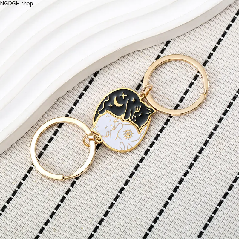 Matching Couple Cat Keychain Set with Sun and Moon Design, Gold Split Puzzle Pendant for Lovers, Vintage Yin Yang Friendship Keyring, Romantic BFF Gift, Perfect for Couples, Best Friends & Anniversaries.