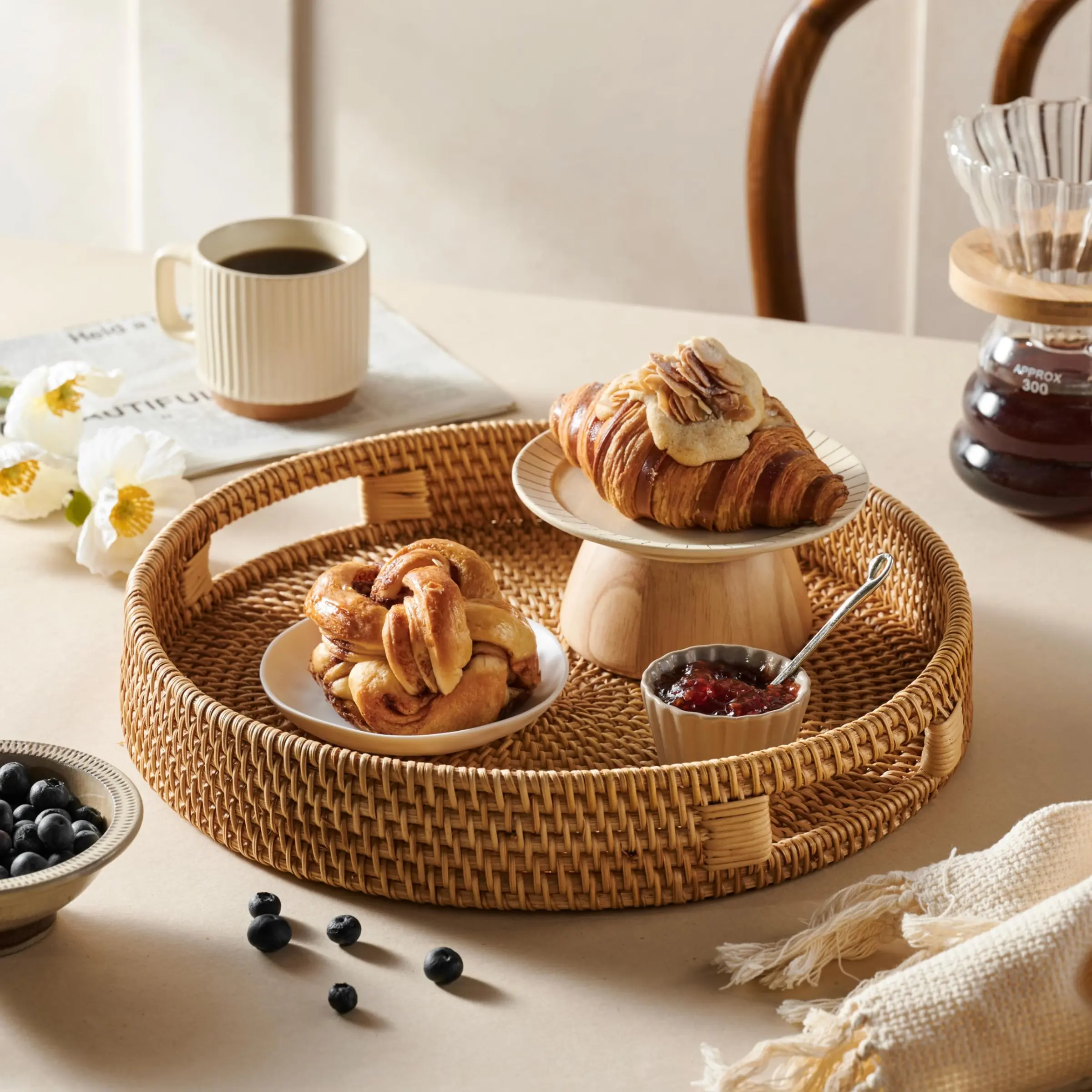 Hand-Woven Rattan Round Serving Tray, Decorative Coffee Table Tray, Ottoman Hand Woven Serving Basket with Handles, Fruit/Bread Serving Basket for Home Kitchen, Boho Wicker Serving Basket for Ottoman, Coffee Table, Couch Organiser 11.8 inch