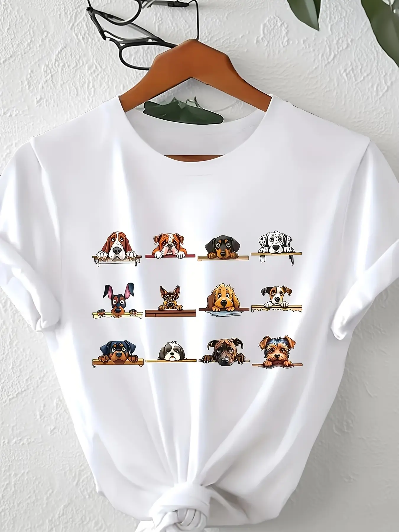 Exquisite niche graphic crew neck tops, draping lightweight fabric, textured outfits for exhibition visiting and store hopping in city summer leisure time.
