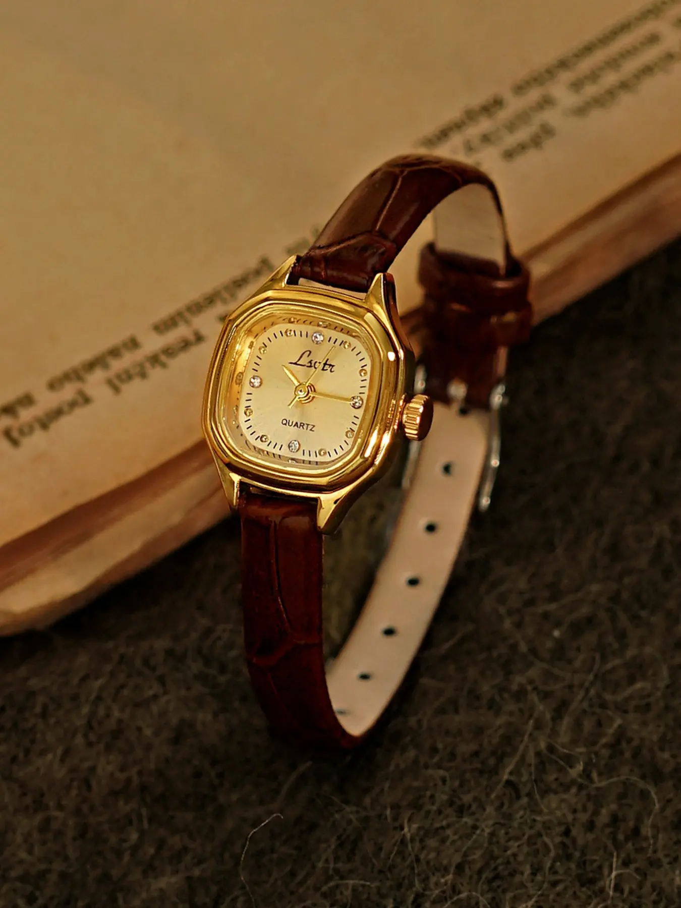 1 gold classic retro style, small and exquisite ladies quartz watch with leather strap, square carved dial and Roman scale, fashion, simple and niche design, suitable for daily wear and birthday gifts, Leather quartz watches, Analogue Quartz Watch