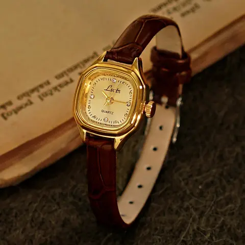 1 gold classic retro style, small and exquisite ladies quartz watch with leather strap, square carved dial and Roman scale, fashion, simple and niche design, suitable for daily wear and birthday gifts, Leather quartz watches, Analogue Quartz Watch