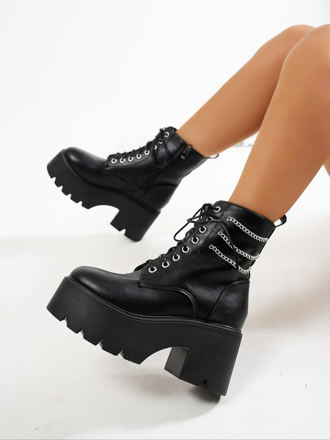 Women's Classic Gothic Platform Ankle Boots, Bat Buckle, Zipper, Round Toe, Thick Heel, Punk High Heels, Motorcycle Boots, Block Heeled Boots, Chunky Boots