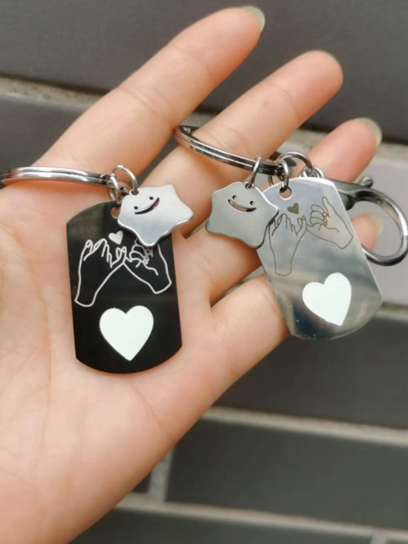 2pcs/set Couple Glow-In-The-Dark Keychains, and Heart Design, Creative Small Accessories, Luminous Backpack Clips