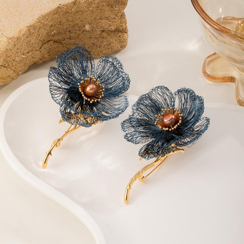 Exquisite Romantic Handmade Floral Brooch - Unique Hand-woven Wire Luxurious Niche Design