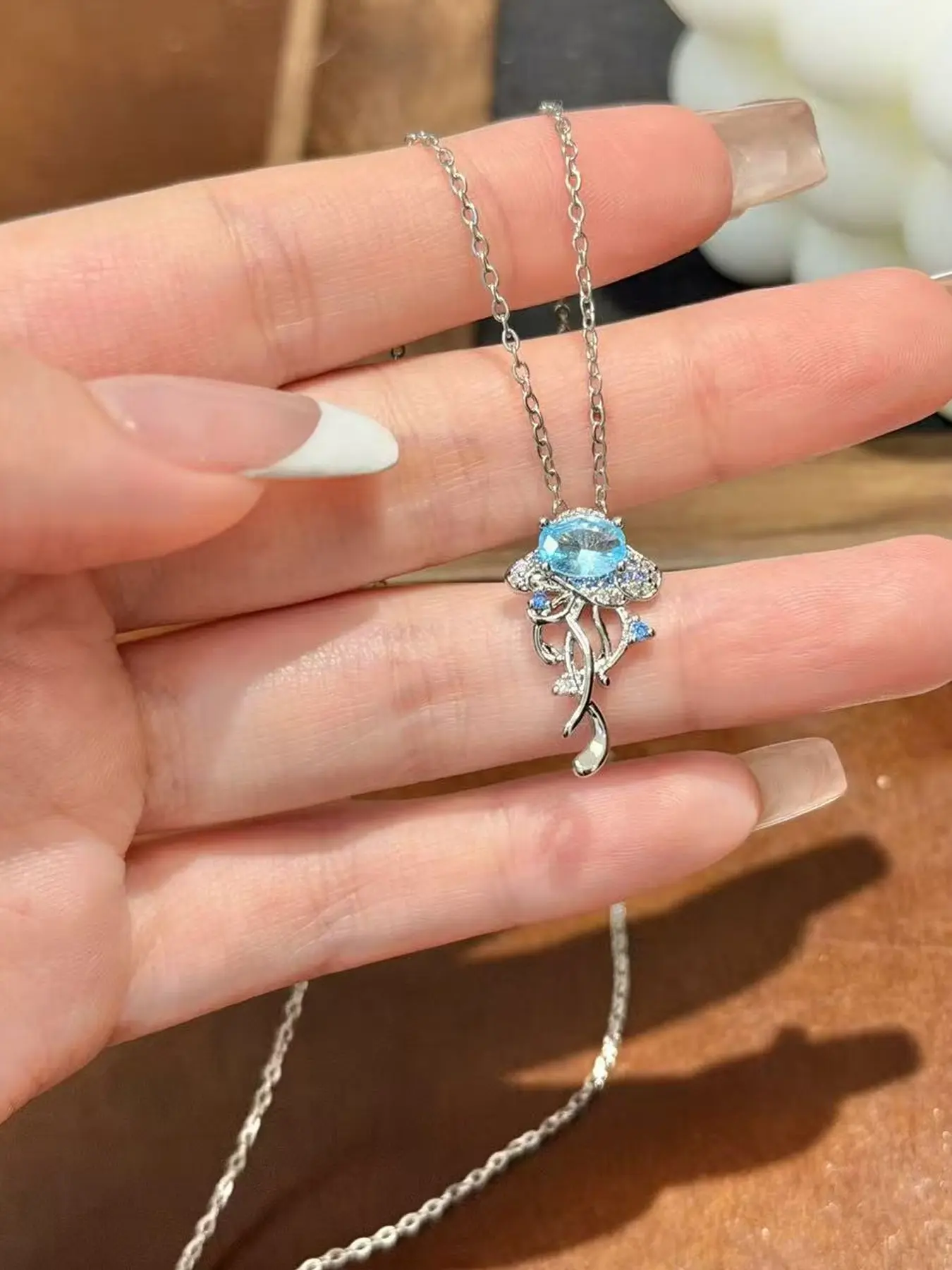 Blue Jellyfish Decorative Chain Necklace for Women, Casual Daily Accessory, Fashion Jewelry, Unique Female Pendant, All-Season Wear