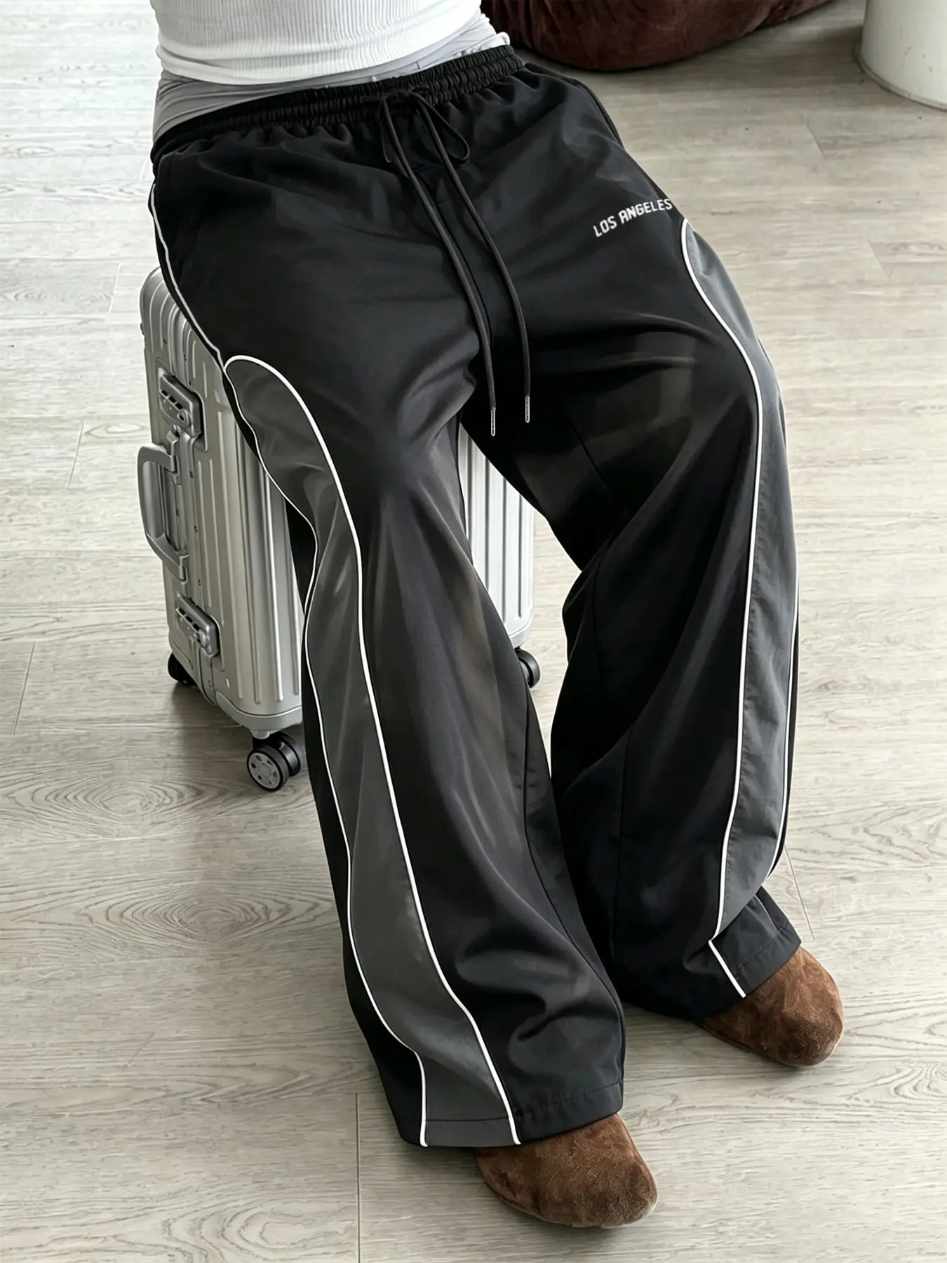 Men's Color-Blocked Loose-Fitting Windproof Trousers,Retro Hip-Hop Streetwear Style with White Side Stripes, Quick-Drying Wide-Leg Design, Suitable for Outdoor, Street Style, and Vacation Occasions.