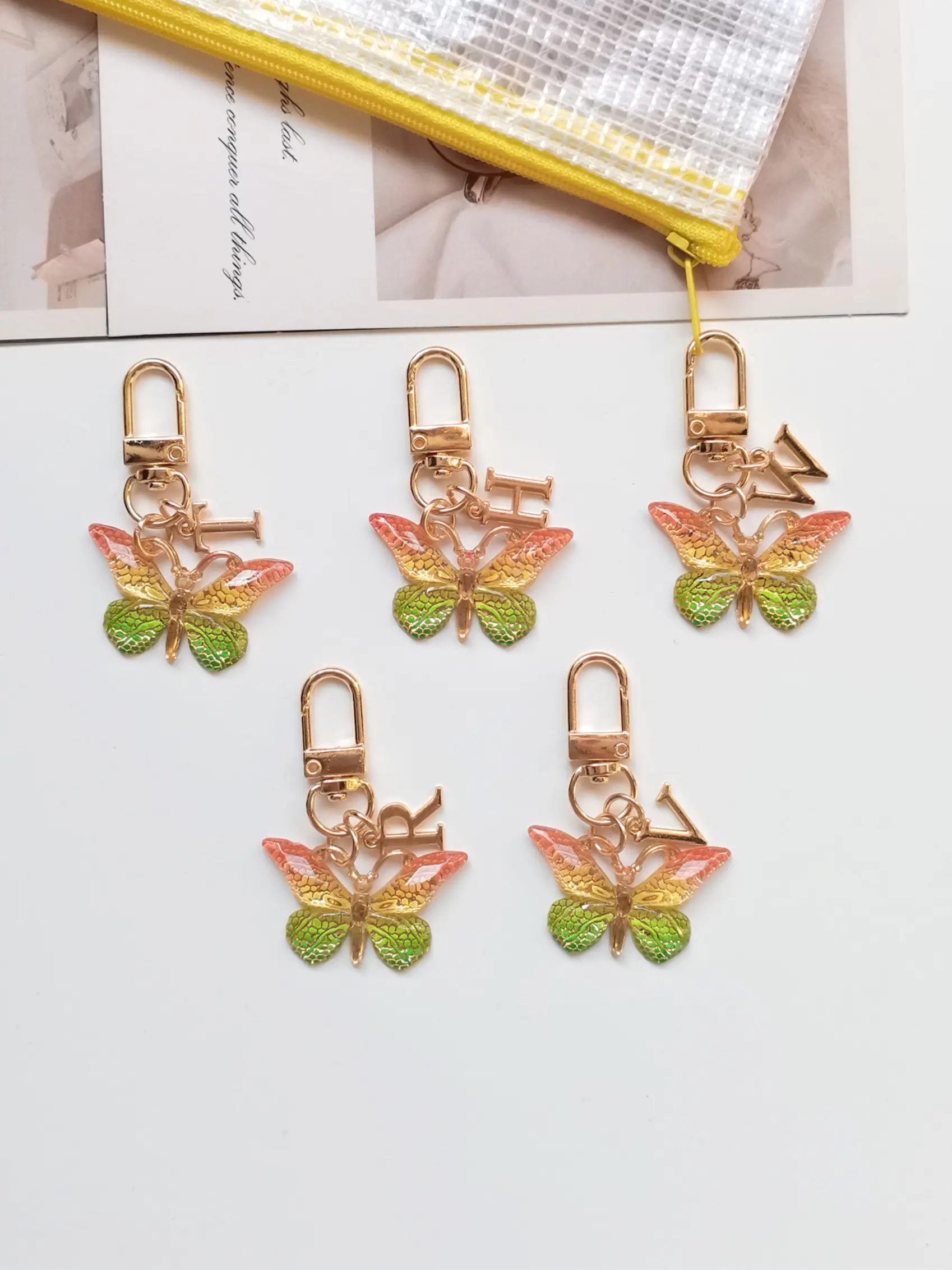 1 piece of red, yellow, green gradient butterfly pendant+letter keychain with optional initial letters A-Z pendant suitable for women. It is a special small gift for mothers, teachers, friends, bags, car keys, file bags, zippers, shoes, decorations, weddi