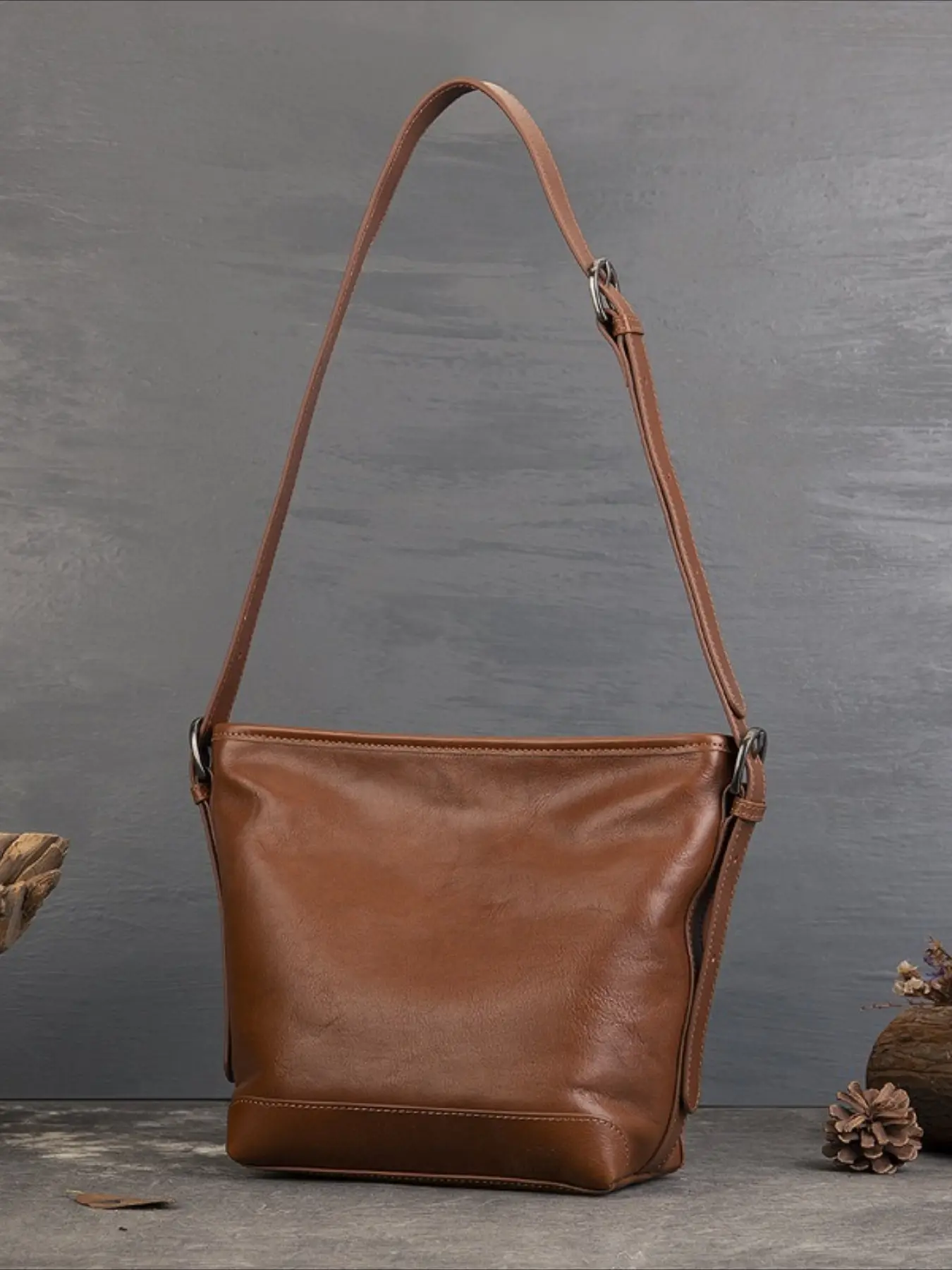 Genuine leather women's bags hot-selling retro vegetable tanned first-layer cowhide bucket bags large-capacity casual versatile messenger bags wholesale