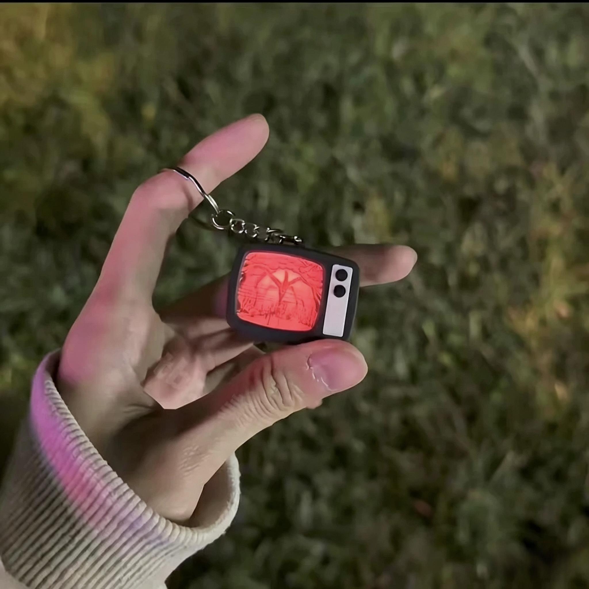Stranger Things-themed creative merchandise: small TV-shaped glowing  pendant as a gift for friends Keychain