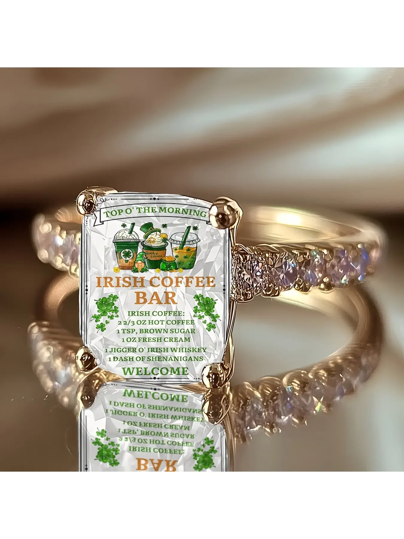 Gold diamond-encrusted square glass ring. The shamrock-patterned ring from the Irish Coffee Bar embodies the auspicious and blessing connotations of St. Patrick's Day, serving as a personalized decorative item.