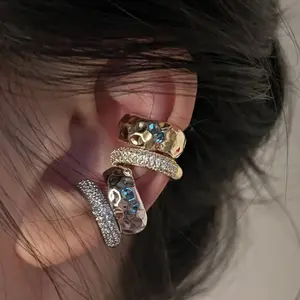 Double-layer metallic ear cuffs with sparkling rhinestones, exquisite and high-end design, no piercing required, model DDES0951, new lightweight luxury niche earrings