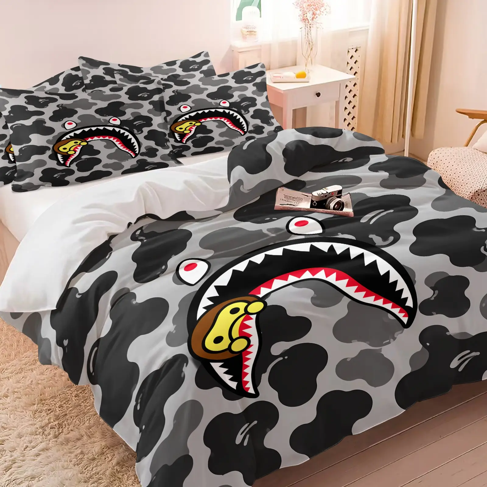 Streetwear‑Style Grey‑Black Camo Print Duvet Cover Set, 1 Duvet Cover + 1‑2 Pillowcases, Bold Shark Mouth Cartoon Monkey Pattern Bedding Set, Soft Microfiber, Hip‑Hop Street‑Style Bedroom Decoration, Gift for Streetwear Enthusiast