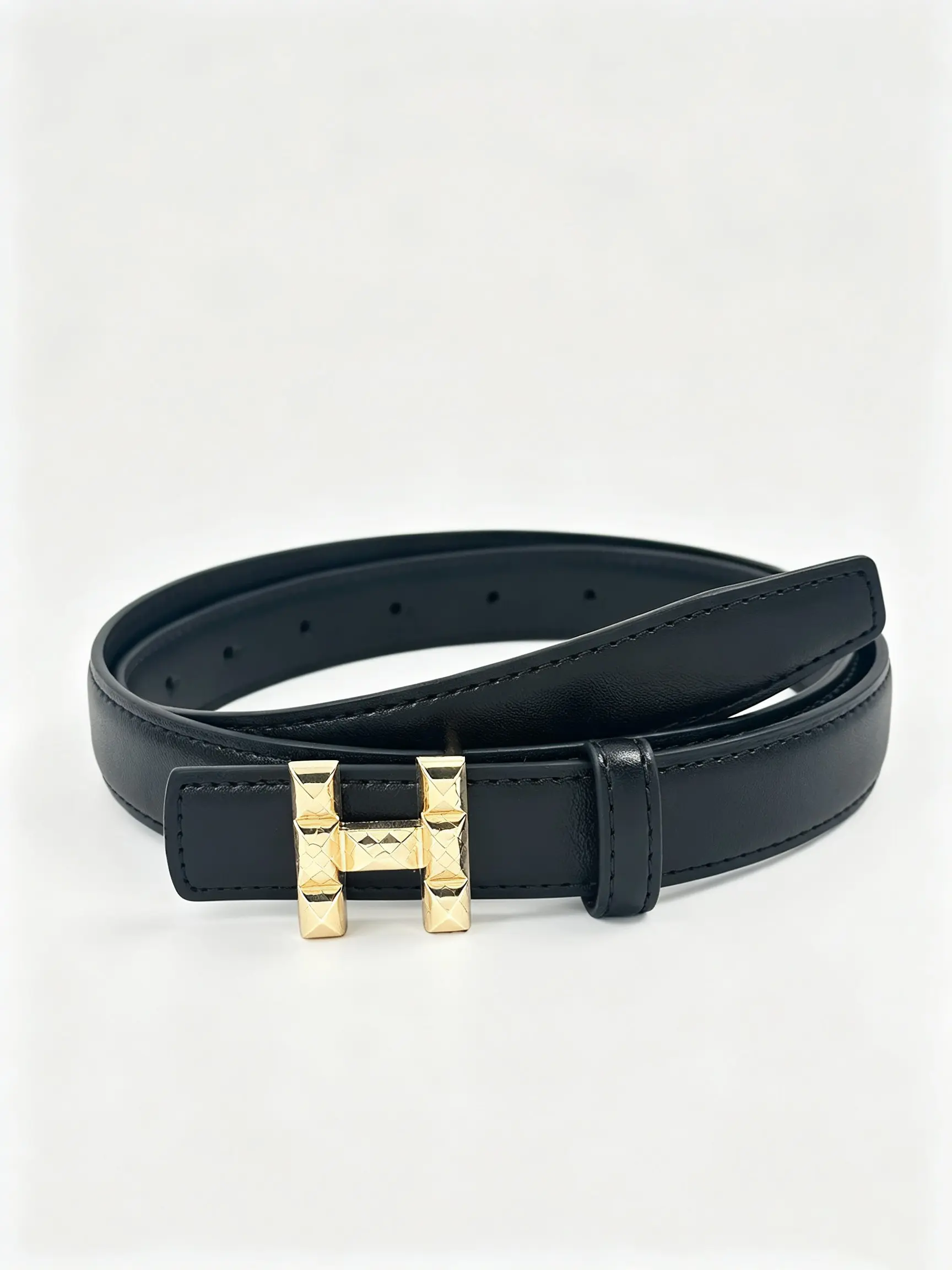 Women's belt, featuring an alloy buckle design, is stylish and casual. It can be paired with dresses and jeans.