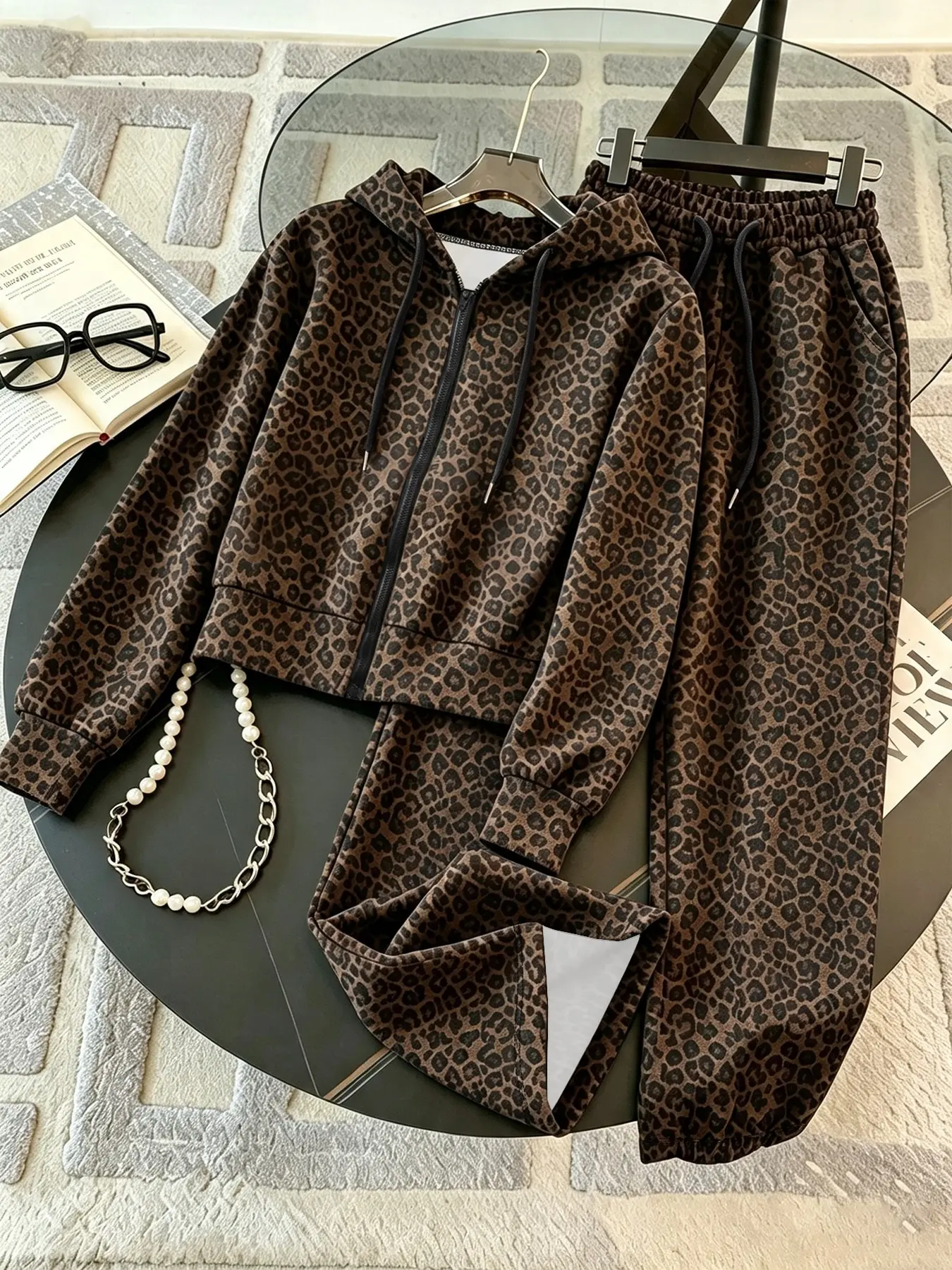 Autumn women's vintage leopard print tracksuit, zip-up hooded jacket with elastic waist casual pants, soft and comfortable fabric, perfect for everyday casual outings, street gatherings, and weekend trips #LeopardPrintSet #StreetStyleOutfit #CasualSportsw