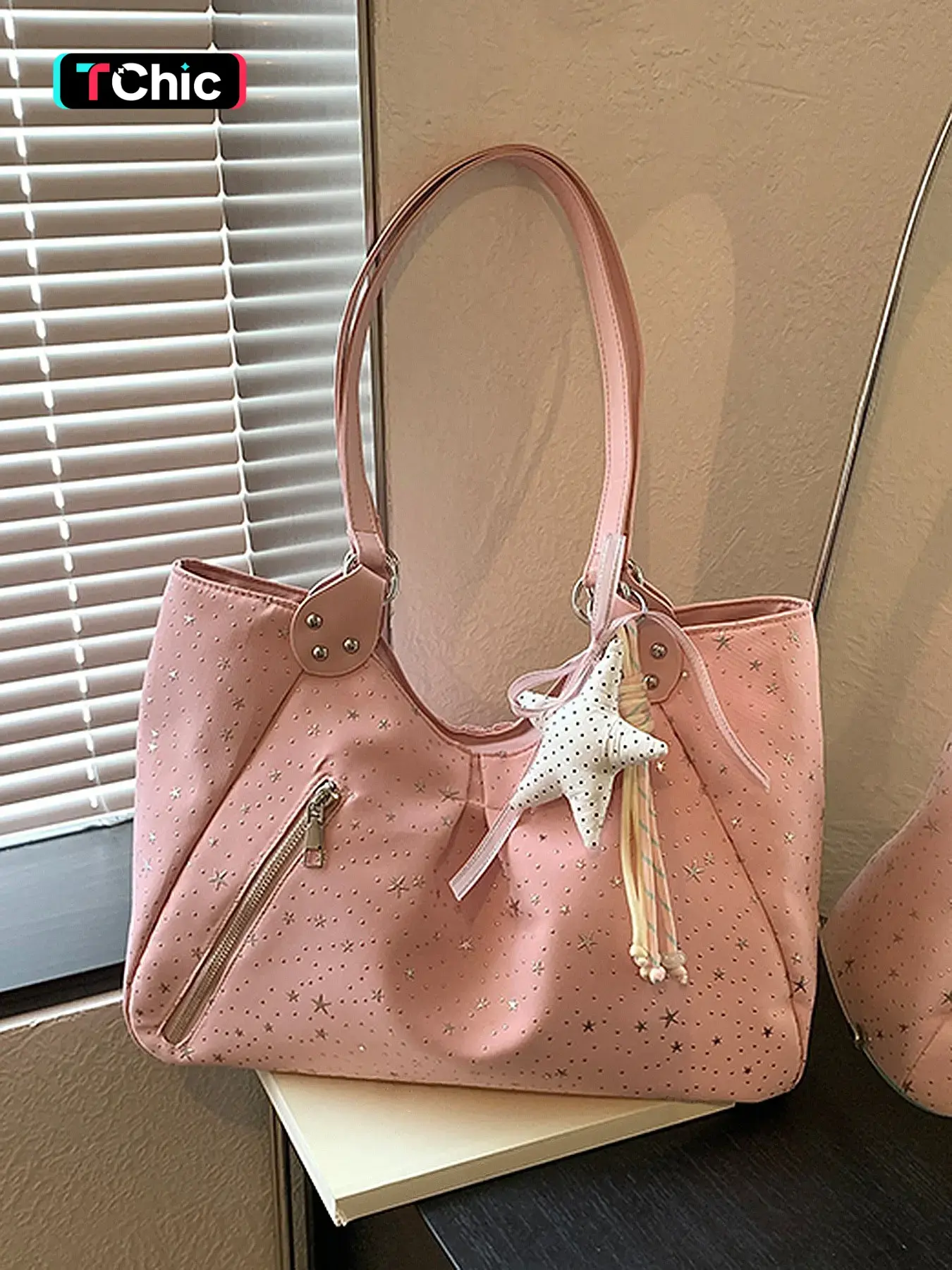 Korean-style gentle pleated star tote bag, fresh all-over star rhinestone design, paired with a star-shaped charm, adjustable shoulder strap, large-capacity shoulder bag perfect for commuting, shopping, traveling, and casual use.