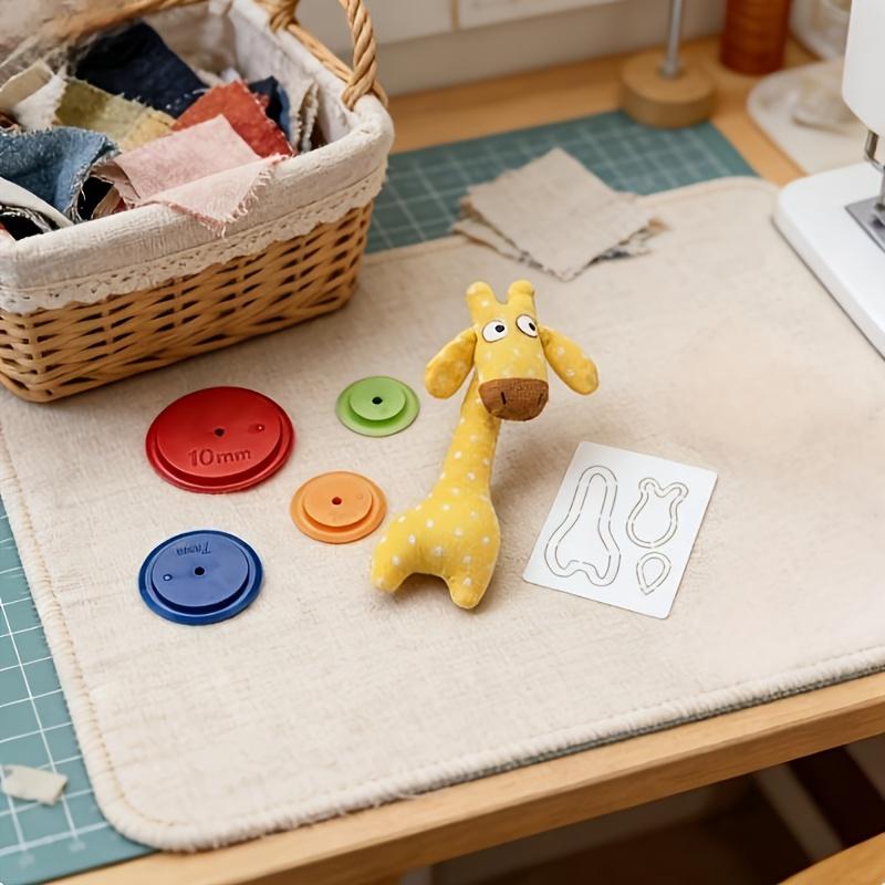 Mini Giraffe Patchwork Brooch Template with 4 tracing needles. DIY Giraffe Pattern Sewing Template, including transfer and auxiliary tracing functions