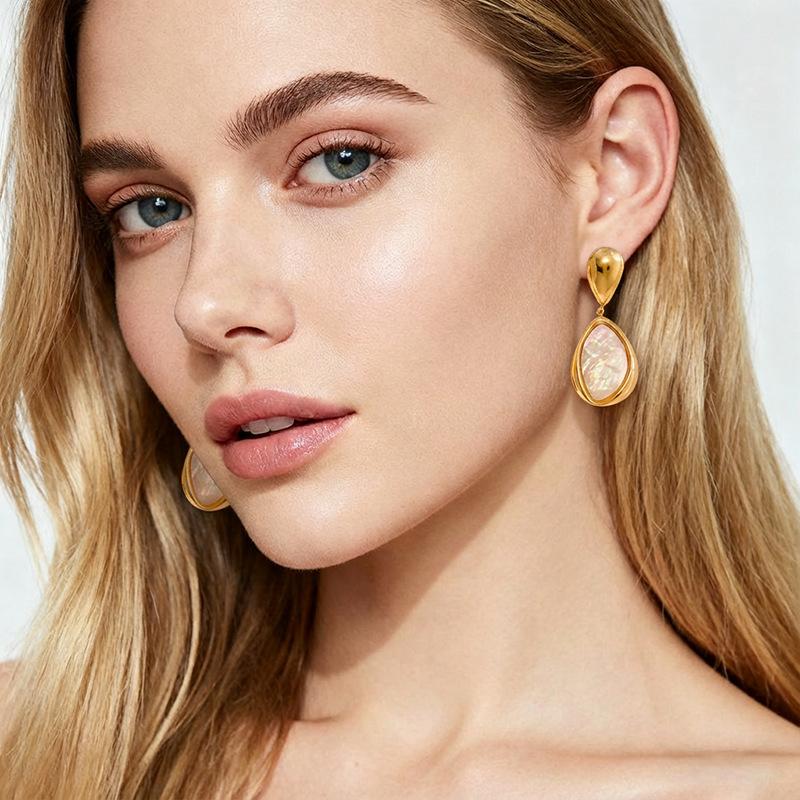 European and American geometric water drop shell earrings for women, niche high-end light luxury earrings, stainless steel abalone shell earrings, not easy to fade