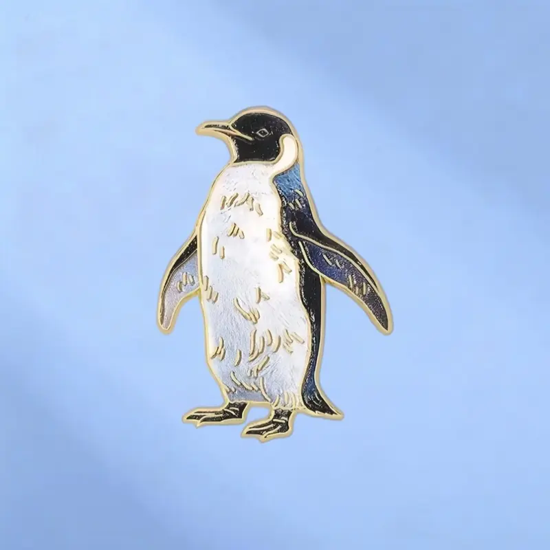 The emperor penguin brooch is a fresh and soothing metal badge pin. It is a unique and personalized accessory for clothes and bags, suitable as a small gift for families or as a gift between school breaks.