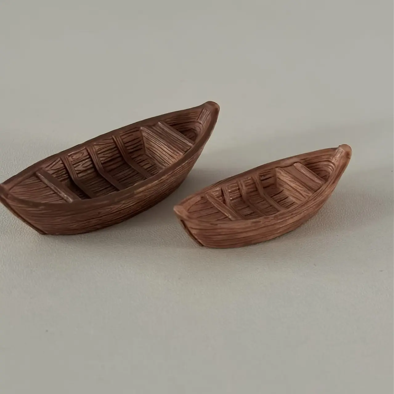 2-Piece Mini Resin Figure Boat Set (1 Set of 2) - Realistic Hull Micro Sailboats, Easy No-Tool Assembly, Floating Model for Bathtub/Pool, Saltwater-Freshwater Aquarium Outdoor Home Decor