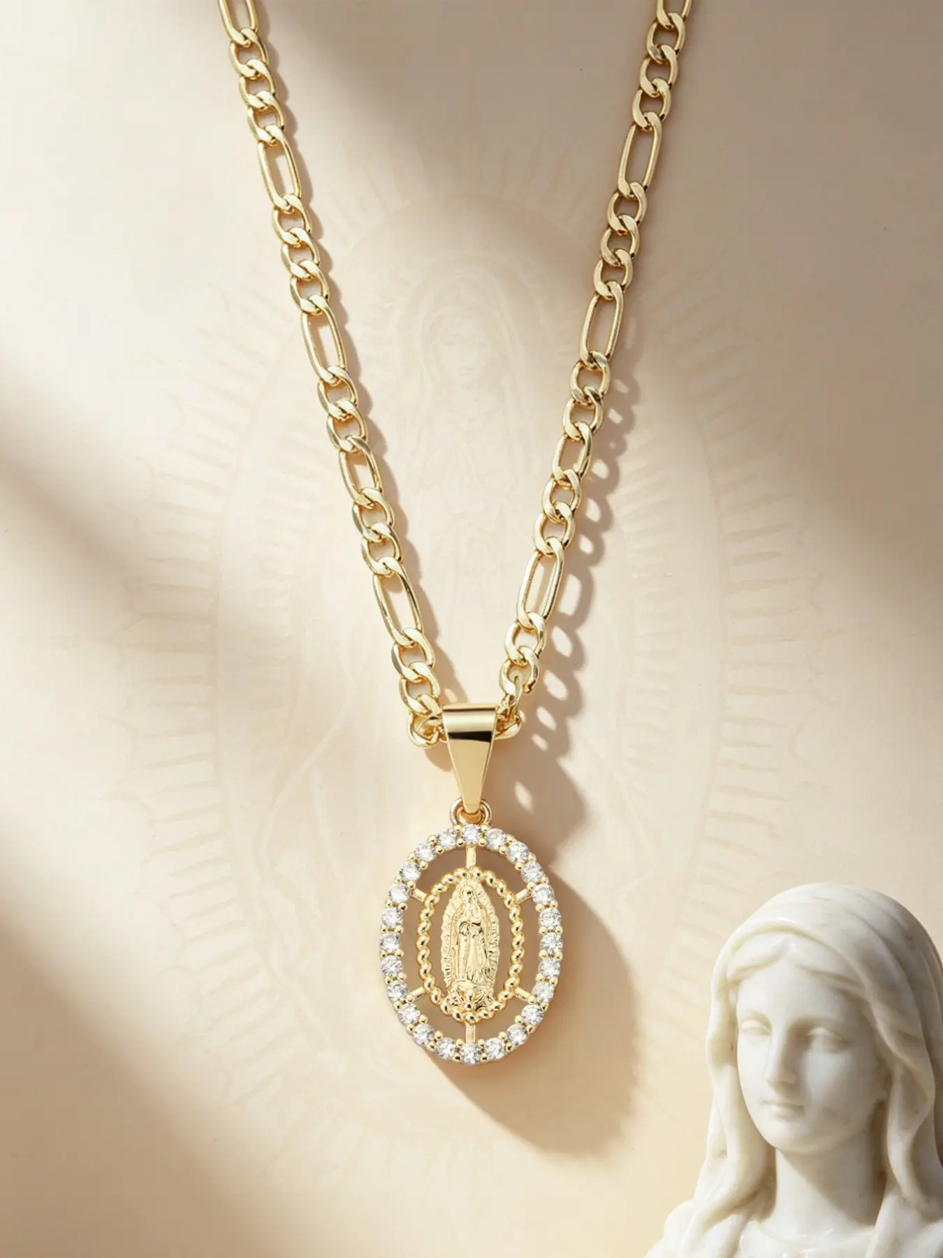 1 Piece Fashion Our Lady of Guadalupe Pendant Necklace for Women, Oval Frame Zircon Border Virgin Mary Medal, Figaro Chain Catholic Religious Faith Jewelry, Christian Spiritual Amulet, Ideal Baptism Birthday Mother’s Day Gift for Believers