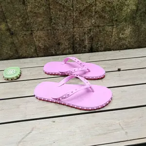 Men's & Women's Studded Flip-Flops Lightweight Beach Sandals Comfortable Summer Vacation Thong Sandals