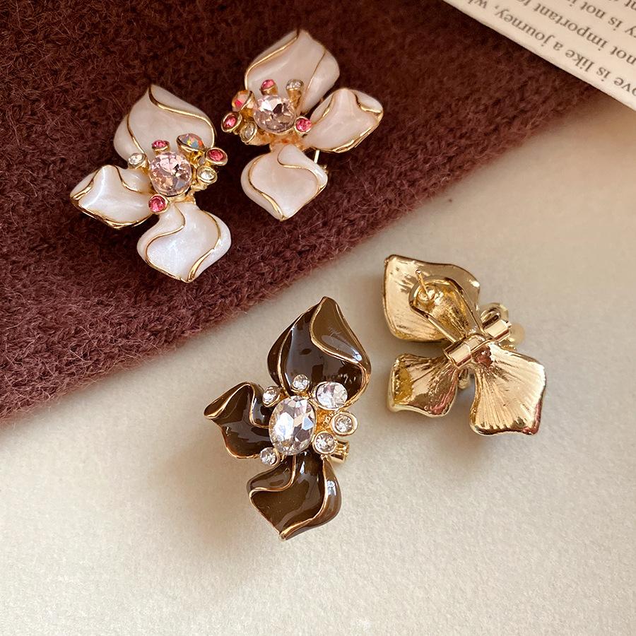 Silver needle studded with diamonds, oil-dripping flower ear clip, ear stud, mid-century vintage, retro earrings, light luxury and high-end women's jewelry