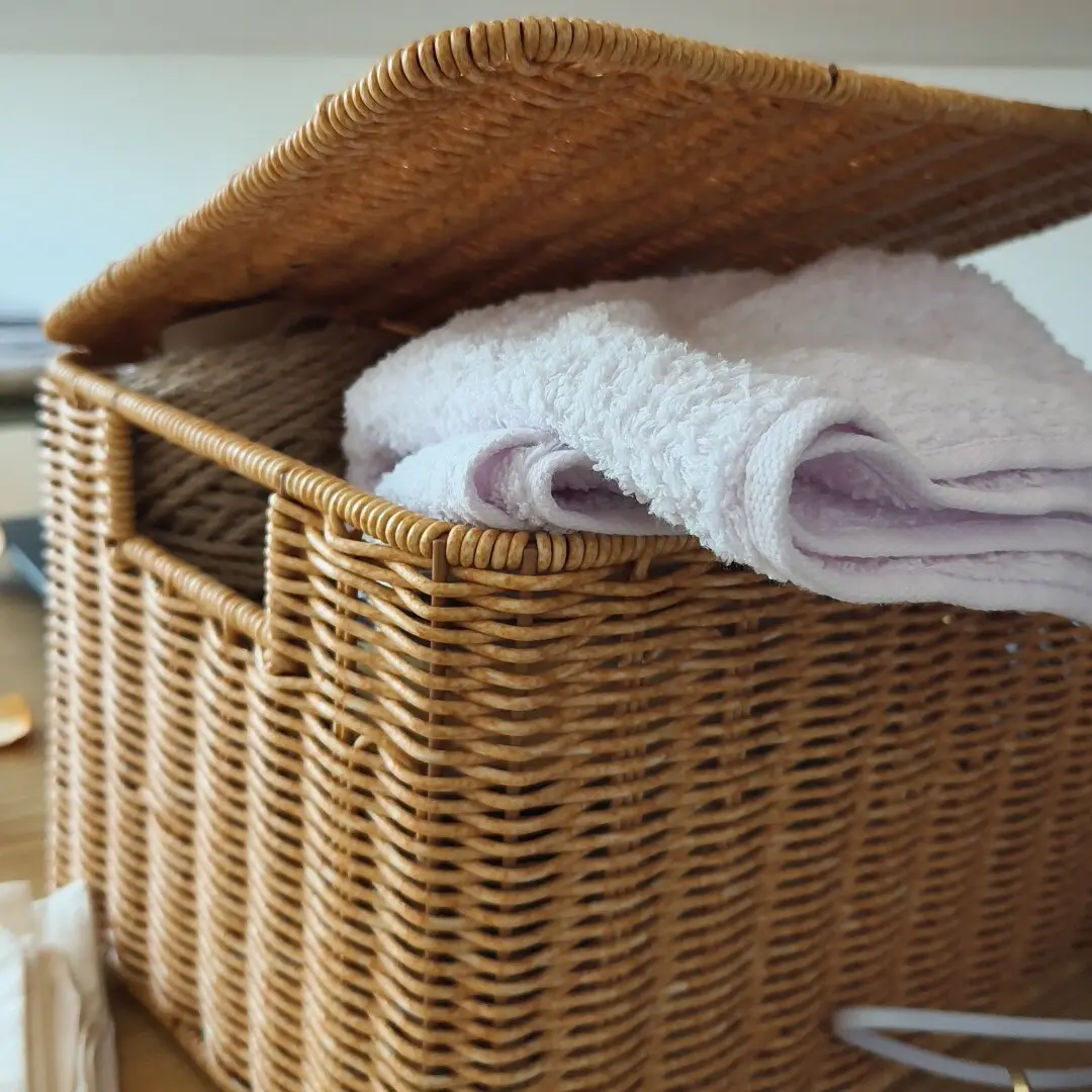 Simulated Wicker Storage Box, Durable and Breathable, Dust-Proof Lid, Multi-Compartment Organizer, Light, Ideal for Home Decor