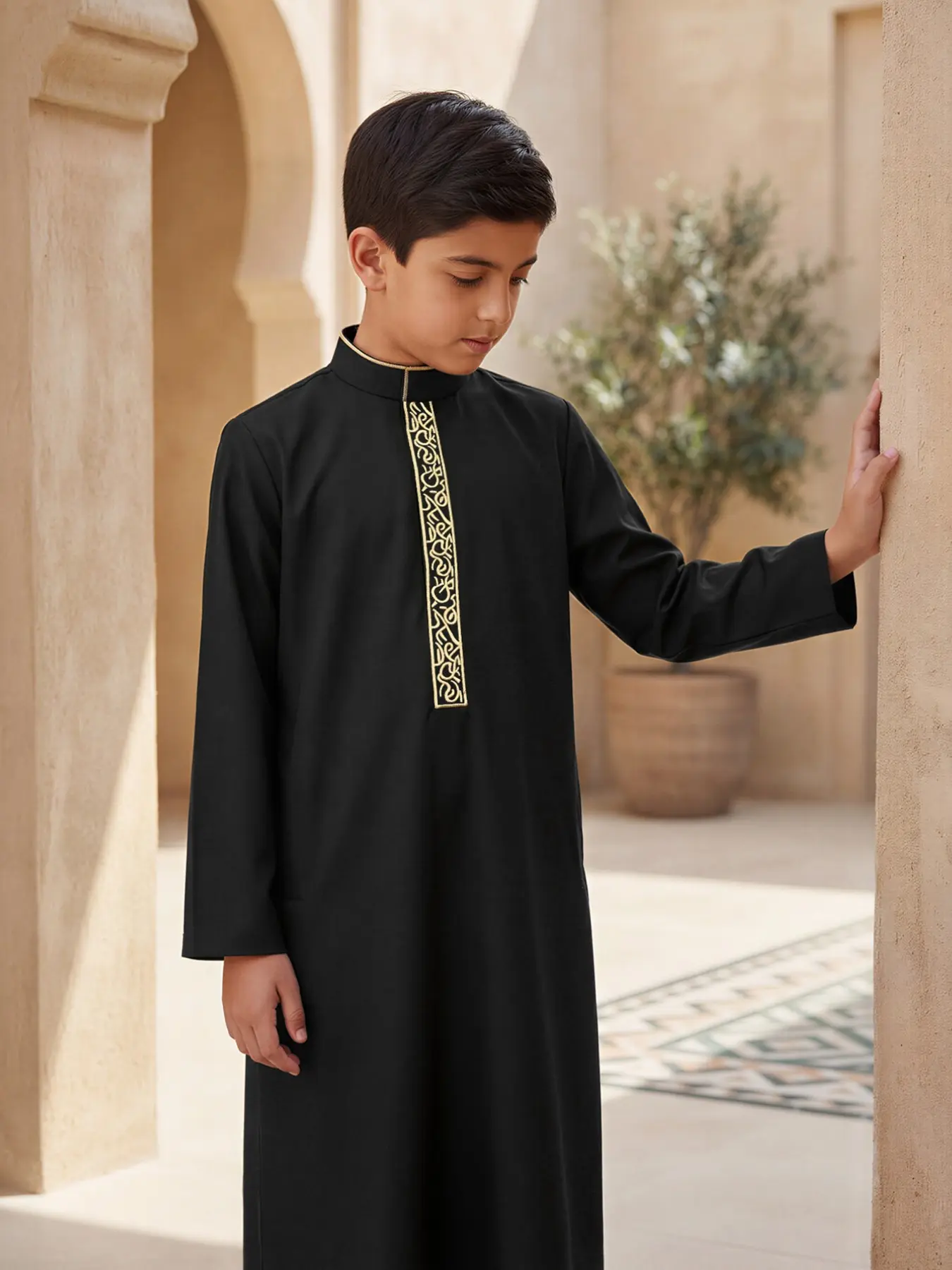 Classic black thobe for Arab boys, featuring simple golden embroidery, hidden button placket, stand-up collar and invisible side pockets, suitable for boys aged 8-12