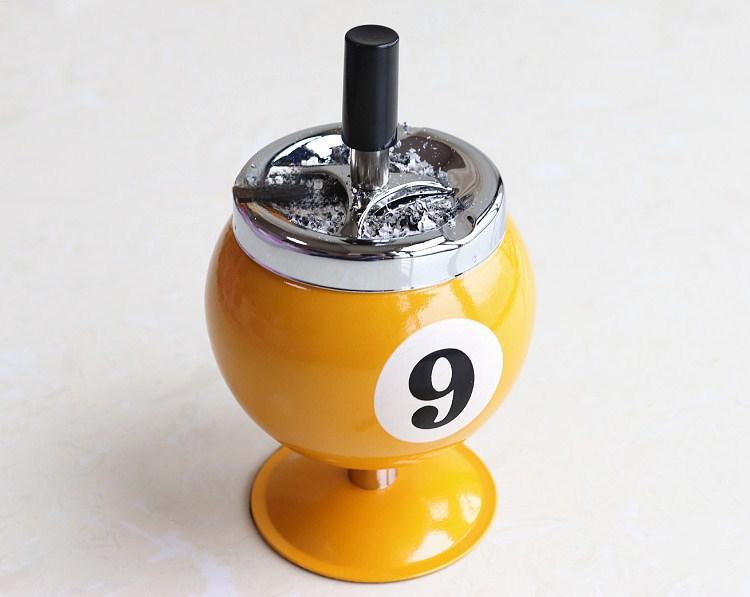 Hot-selling creative billiard metal ashtray, with a lid, anti-ash scattering, office table billiard decorative ashtray